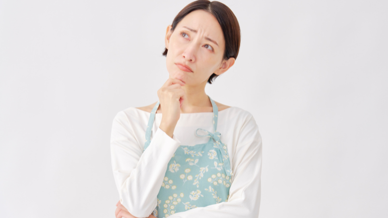 首をかしげる女性