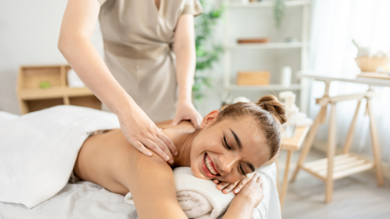 マッサージを受けている女性