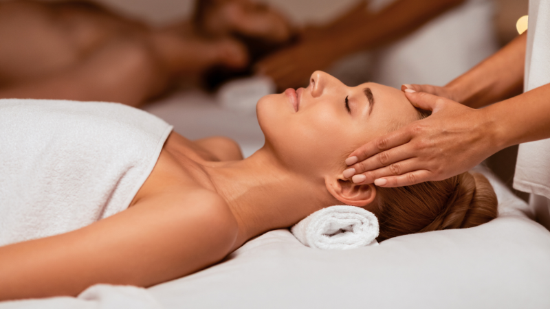 マッサージを受けている女性