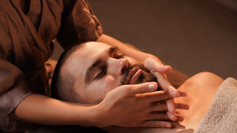 リンパマッサージを受ける男性