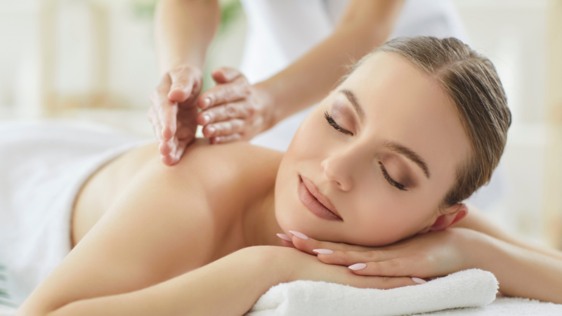 施術を受ける人