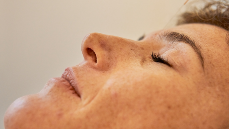 目を閉じている人