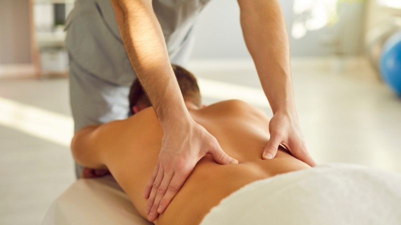 マッサージを受けている男性