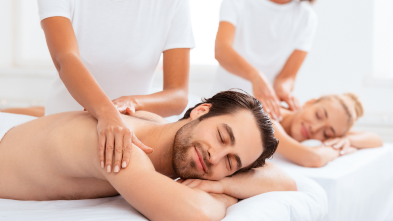 カップルでマッサージを受けている
