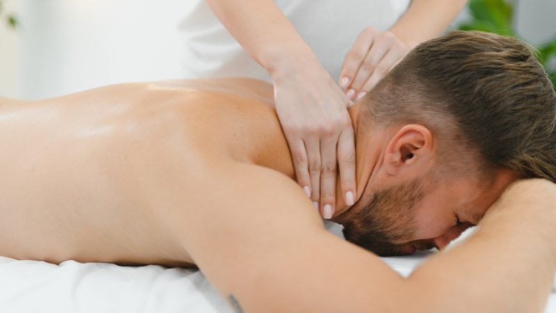 首元のマッサージを受けている男性