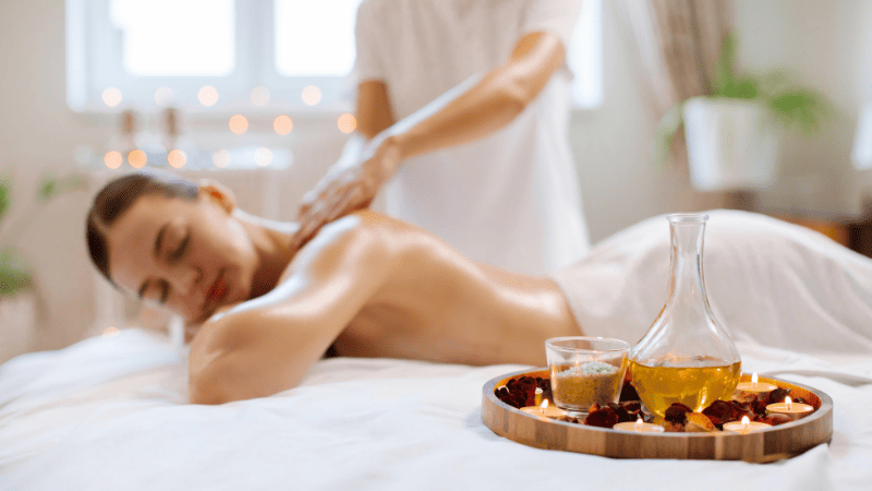 アロマオイルマッサージの施術を受けている女性