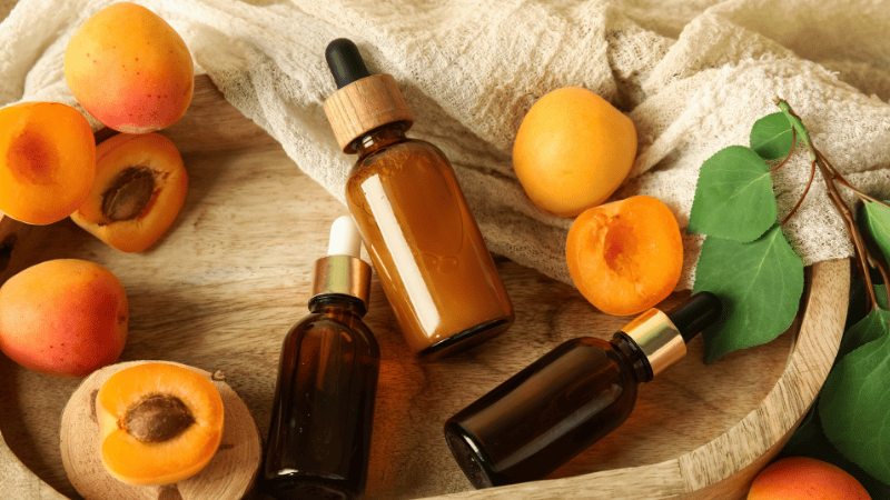 アプリコットとオイルが入った瓶