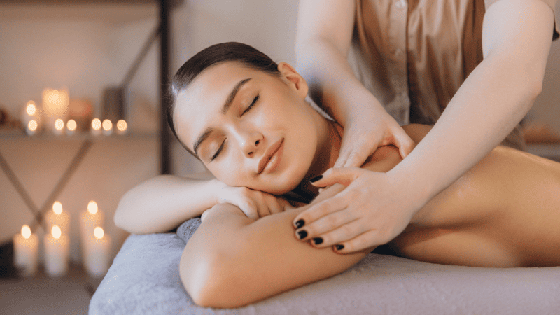 マッサージを受けている女性