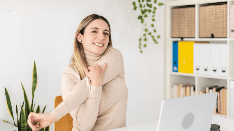 姿勢を正してストレッチをする女性