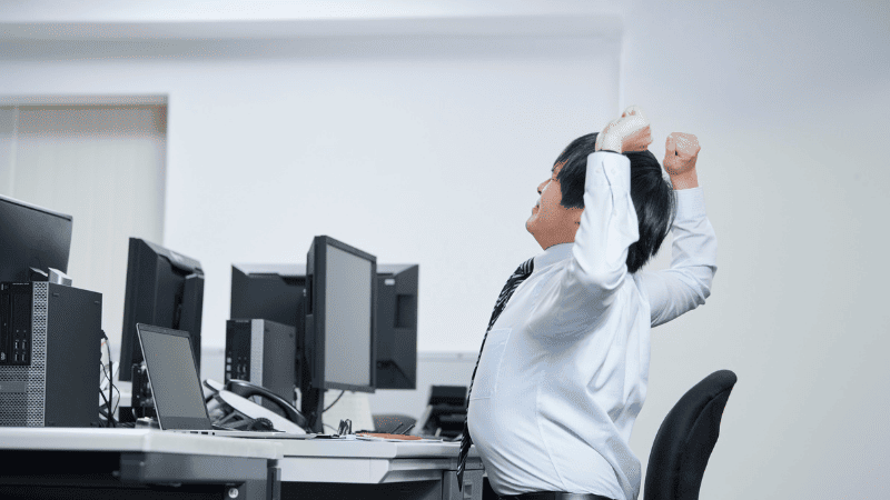 軽いストレッチを行う男性