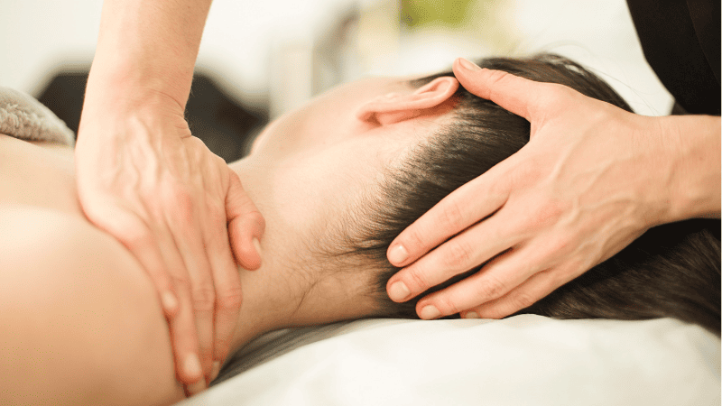 首のマッサージを受ける女性