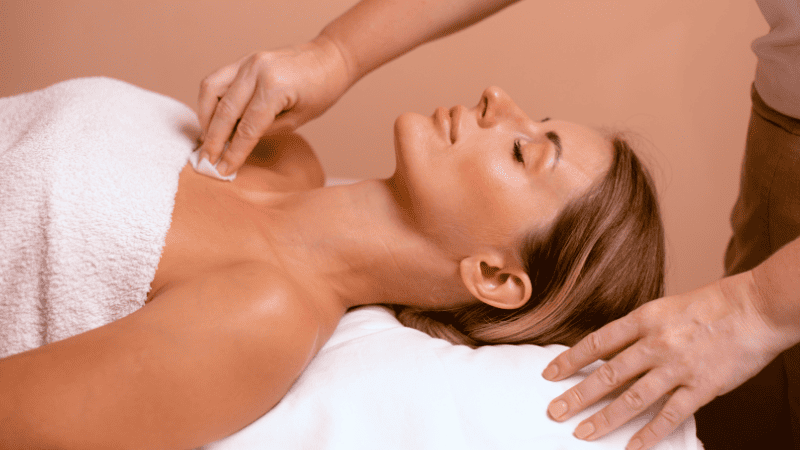 マッサージを受けている女性