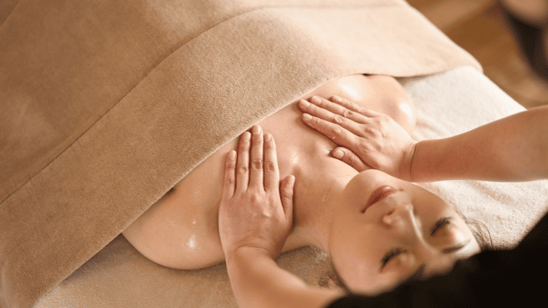 デコルテマッサージを受けている女性