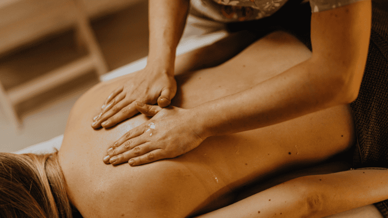 背中のマッサージを受けている人