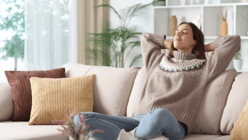 部屋リラックスする女性