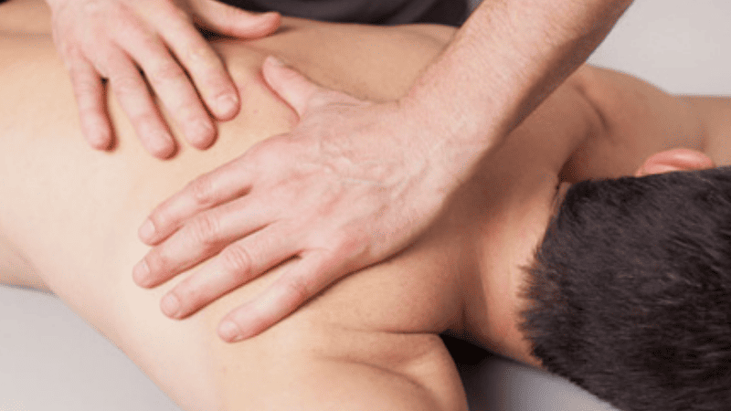 マッサージを受けている男性