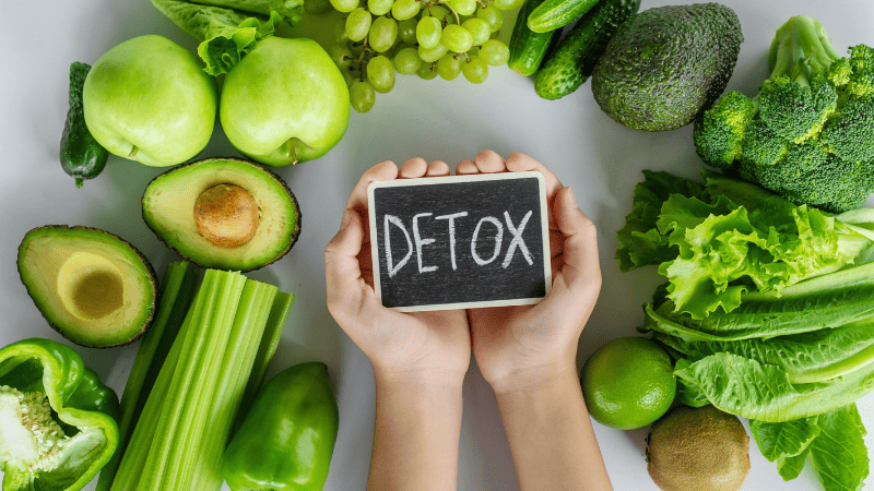 デトックスと書かれタ小さなボードと野菜