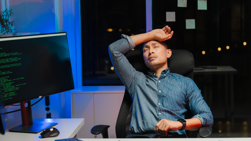 デスクワークで疲れている男性