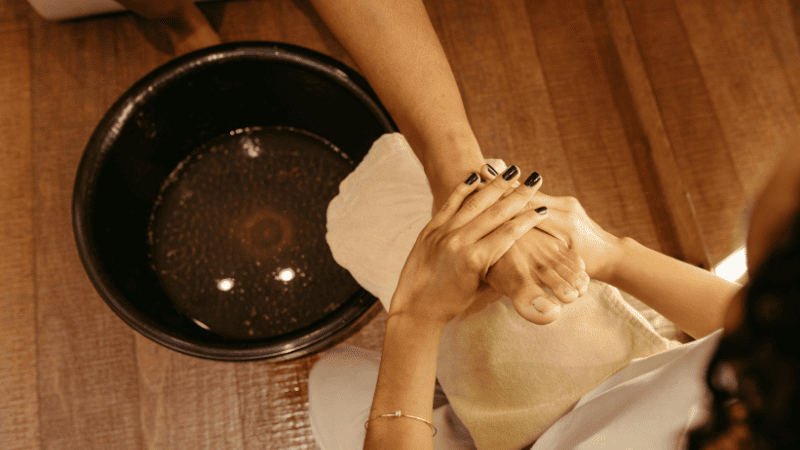 脚をマッサージしてもらっている様子