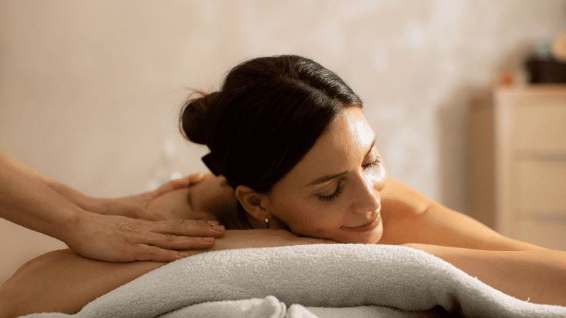 マッサージを受けている女性