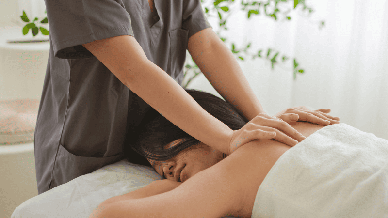 施術を受けている人