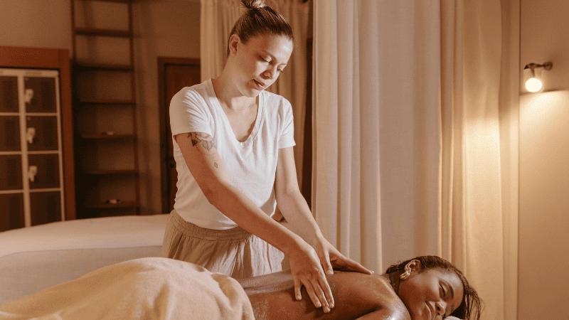 スパで施術を受ける人
