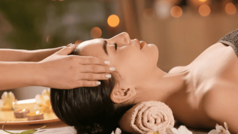 ヘッドマッサージを受ける人