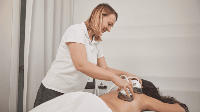 エステで機械を使った施術をしている様子