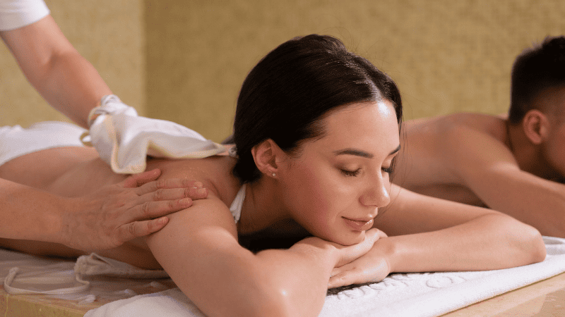 スパで施術を受ける女性