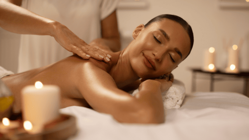 スパで施術を受ける女性