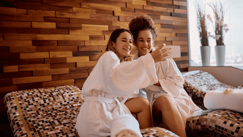 スマホでツーショットを撮る2人の女性