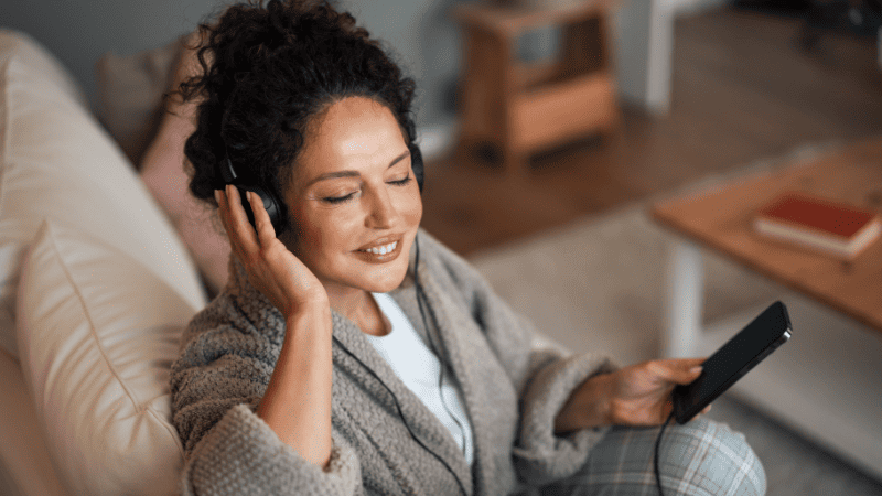 家で音楽を聴く女性