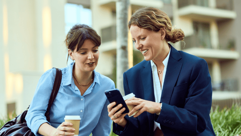 外で会話する2人の女性