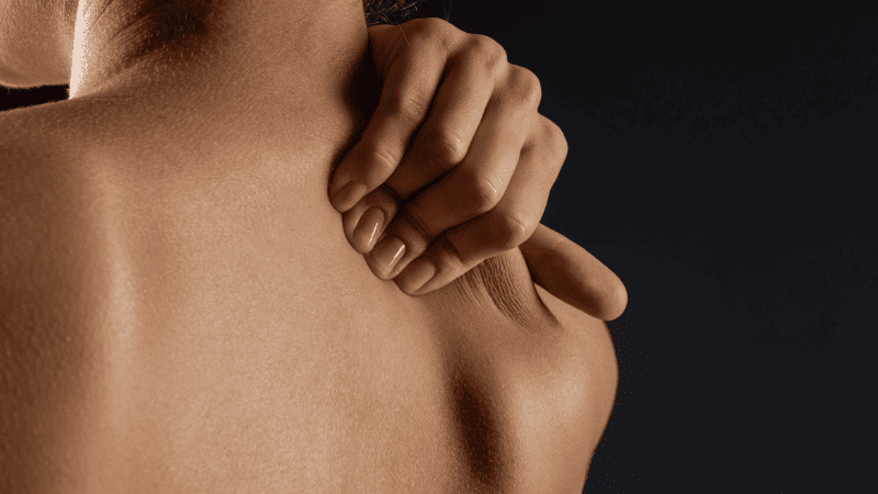 背中を押さえている人