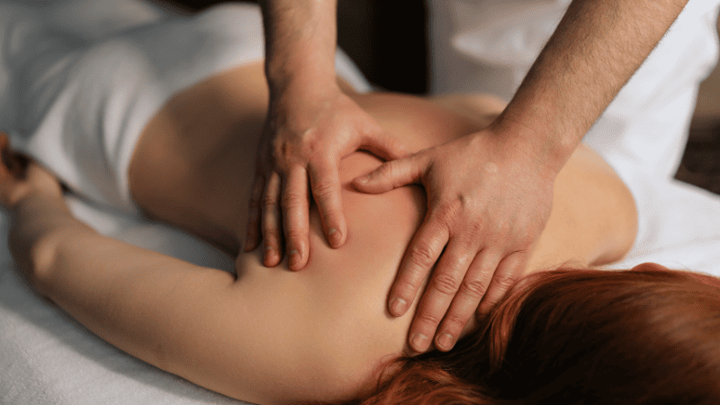 背中をマッサージされている人