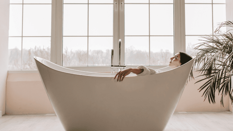 浴槽に浸かっている人