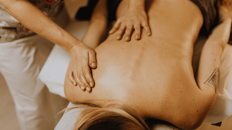 背中をマッサージされている人