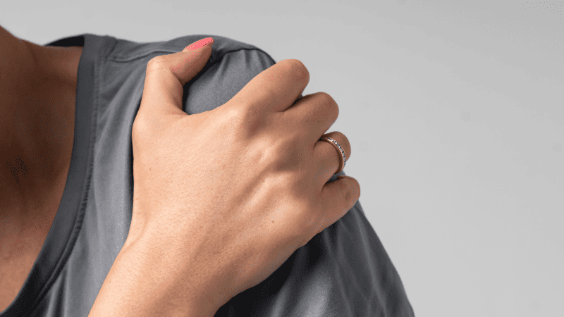 肩を抑えている人