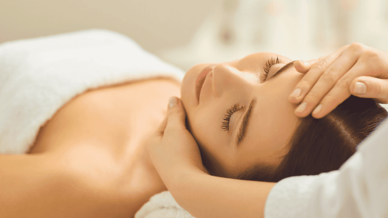 スパでマッサージを受けている女性