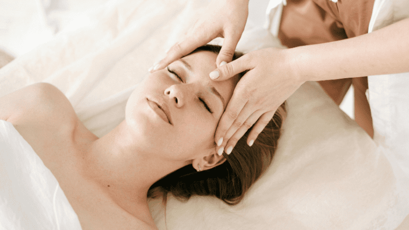 ヘッドマッサージを受けている女性