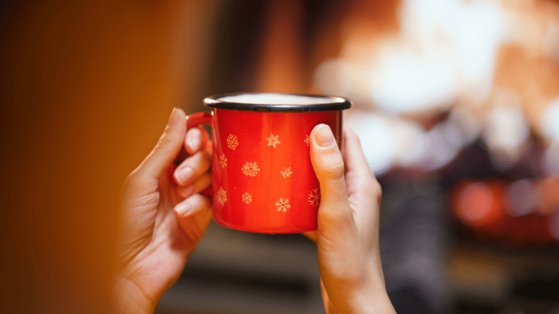 伸びをする女性