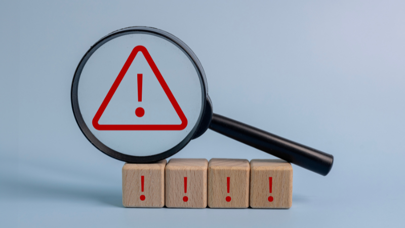 ビックリマークの積み木と虫眼鏡