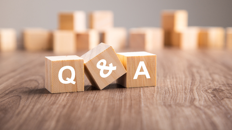 Q&Aと書かれた積み木