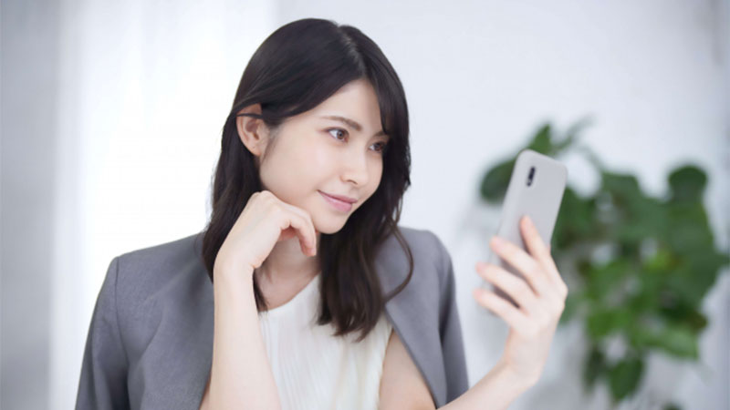 サロンをスマホで検索する女性