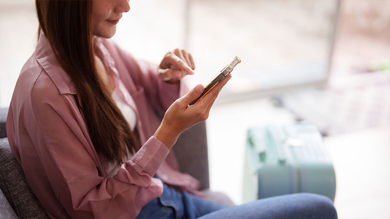 スマホを見て理解する女性